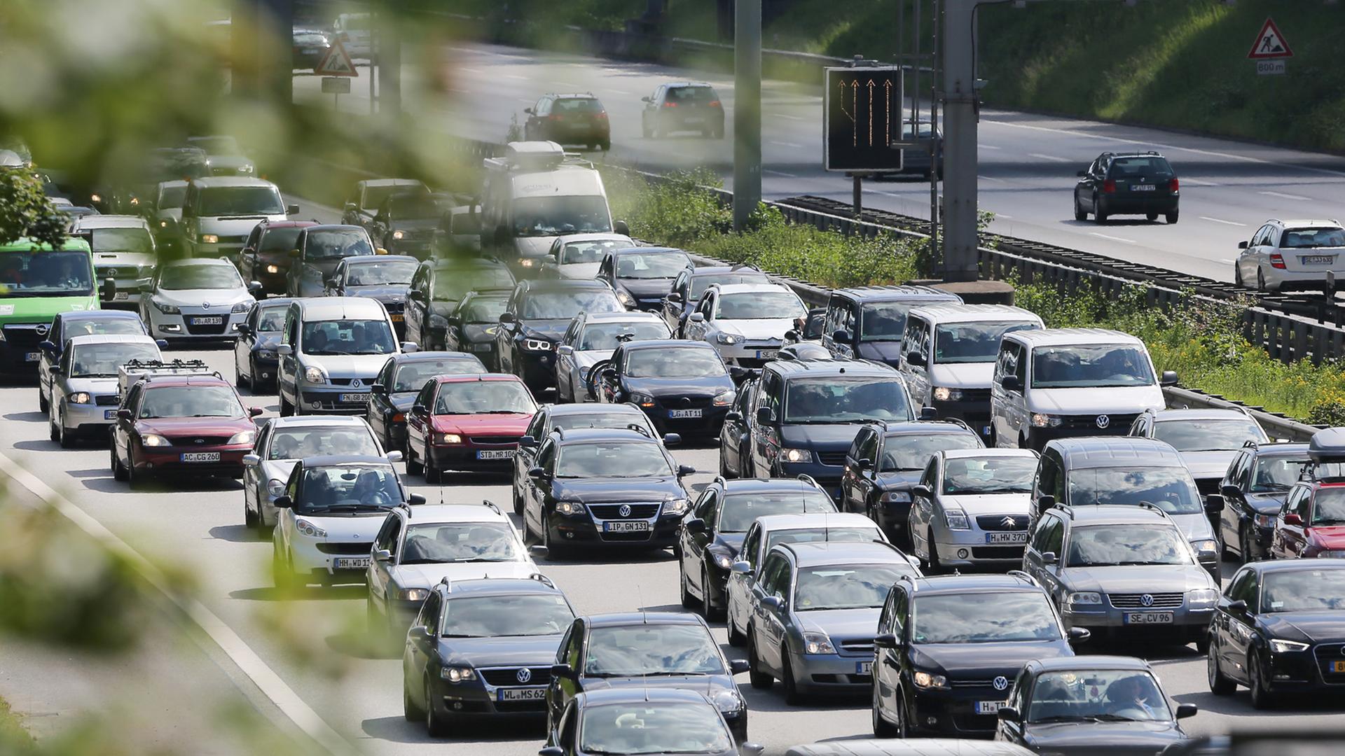 Der Verkehr staut sich am 06.06.2014 auf der Autobahn 7 in Hamburg Richtung Norden.