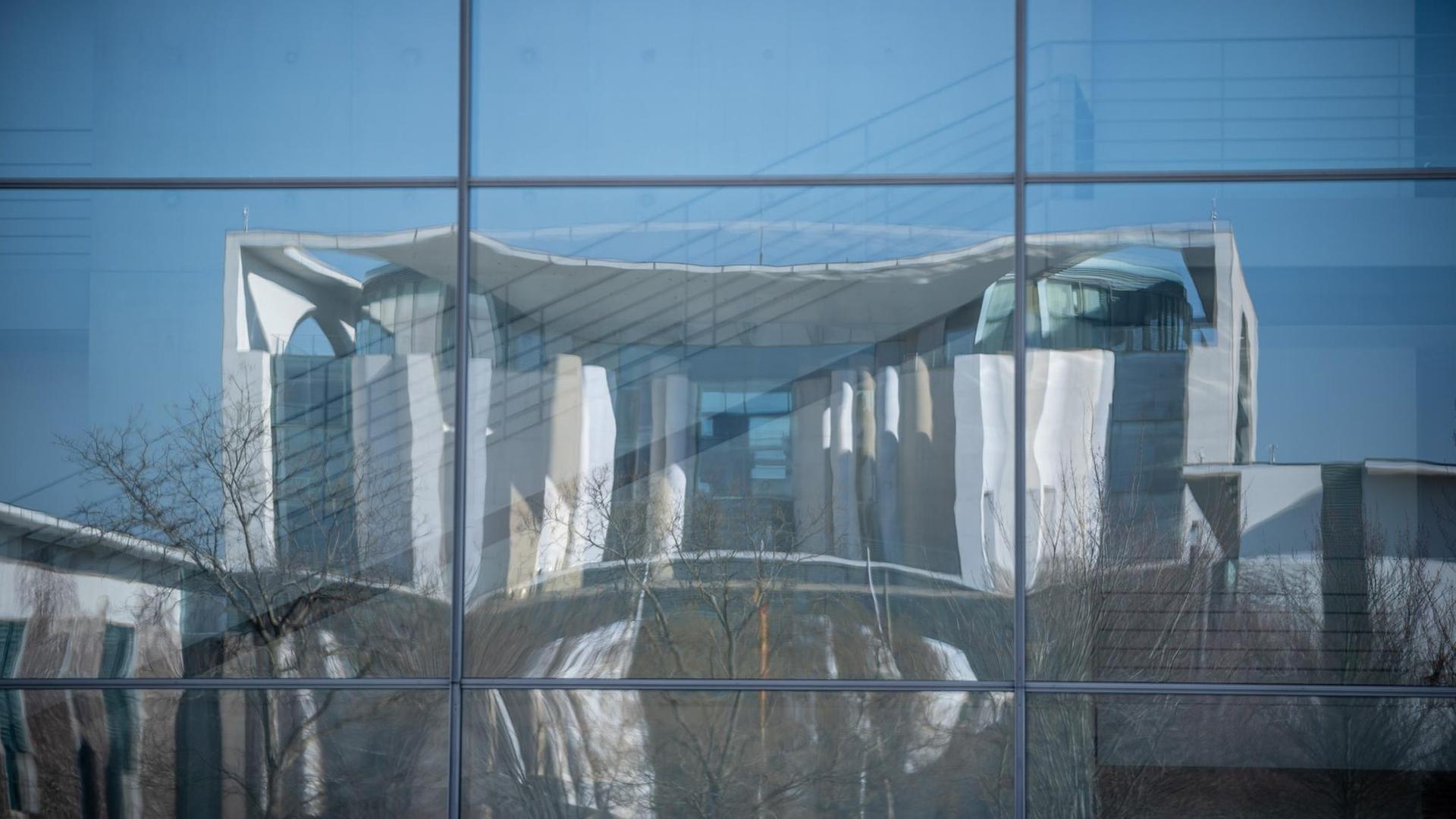 Das Bundeskanzleramt spiegelt sich in der Fassade des Bundestags-Gebäudes, dem Paul-Löbe Haus.