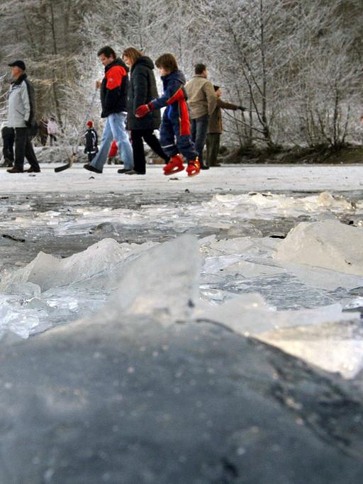 Einbruchgefahr: Eisläufer auf einem fast zugefrorenen See