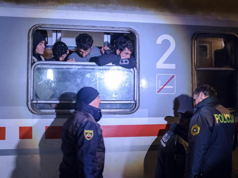 Ein Zug mit Flüchtlingen an der kroatisch-slowenischen Grenze in Sredisce ob Dravi.