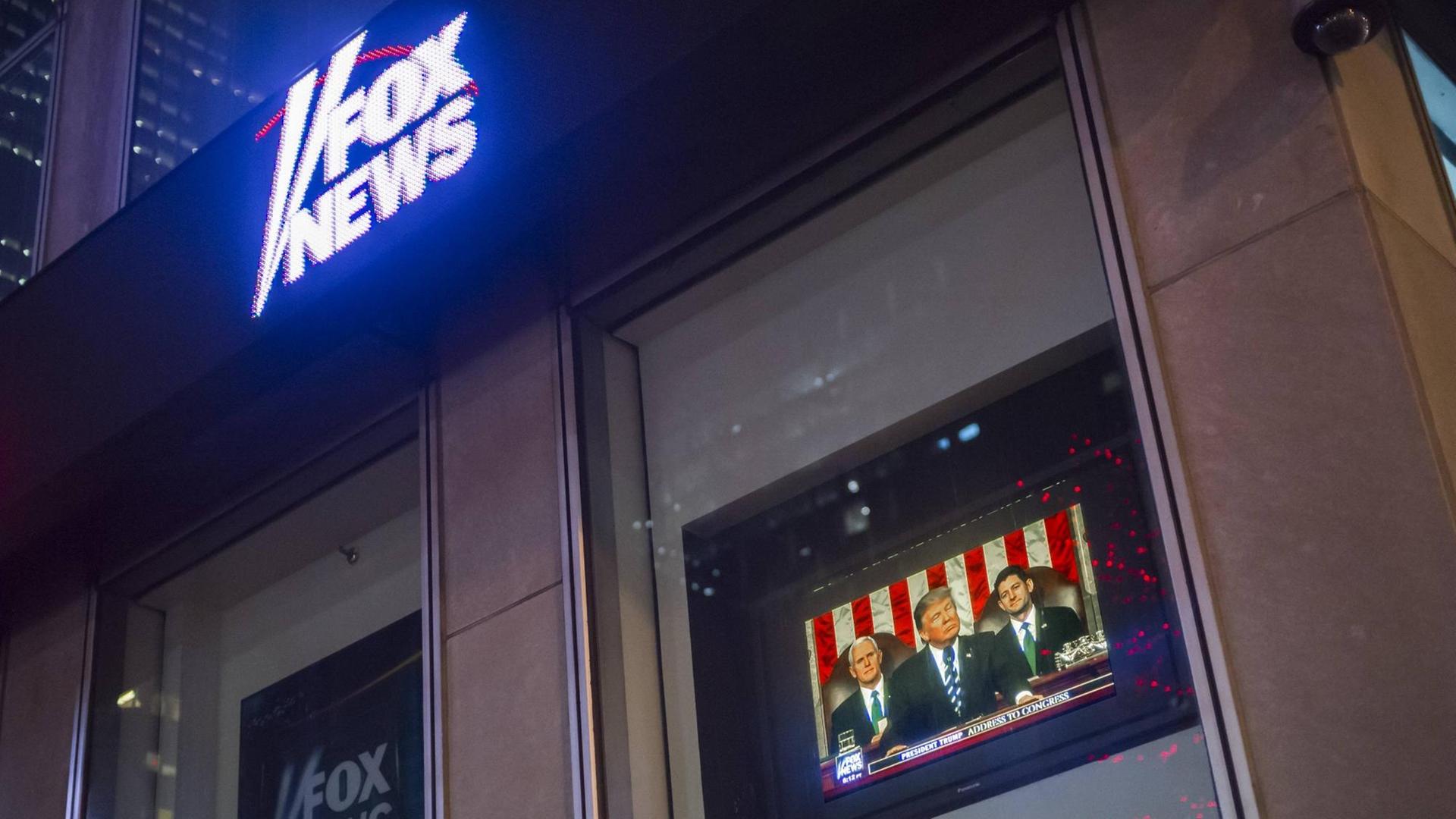Bürogebäude von Fox News in Midtown Manhattan in New York. Bei dem konservativen Nachrichtenkanal wird eine Rede von US-Präsident Trump vor dem Kongress übertragen.