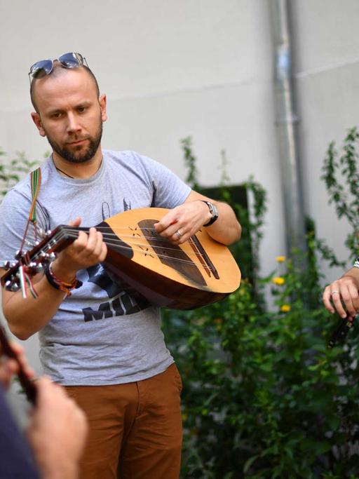Eine Csango Band spielt am 21.06.2016 in Berlin im Rahmen der Fete de la Musique im Nachbarschaftshaus am Teutoburger Platz ungarische Musik.