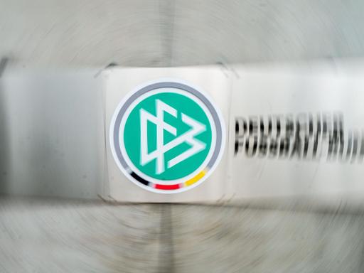 Ein Schild mit dem Logo des Deutschen Fußball-Bundes (DFB) hängt vor dem Eingang zur DFB-Zentrale (Aufnahme mit Dreheffekt). Der Deutsche Fußball-Bund muss sich neu aufstellen. Erneut wird nach der Rücktrittsankündigung von Fritz Keller ein Präsident gesucht.