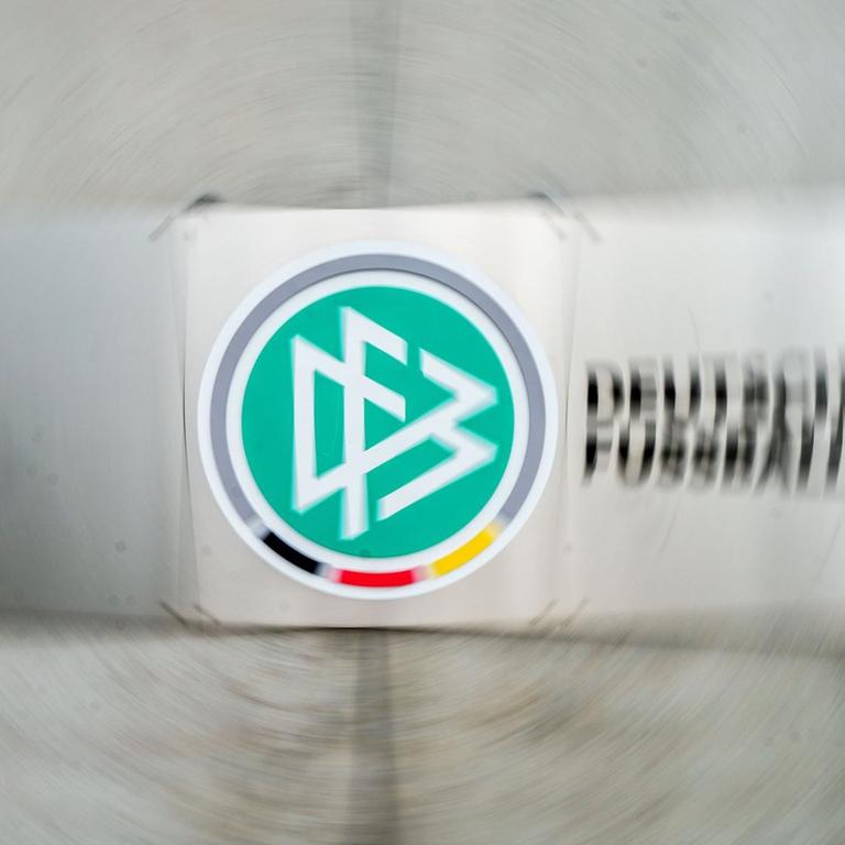 Ein Schild mit dem Logo des Deutschen Fußball-Bundes (DFB) hängt vor dem Eingang zur DFB-Zentrale (Aufnahme mit Dreheffekt). Der Deutsche Fußball-Bund muss sich neu aufstellen. Erneut wird nach der Rücktrittsankündigung von Fritz Keller ein Präsident gesucht.