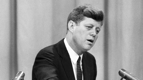 US-Präsident John F. Kennedy bei einer Pressekonferenz in Washington am 1. März 1961