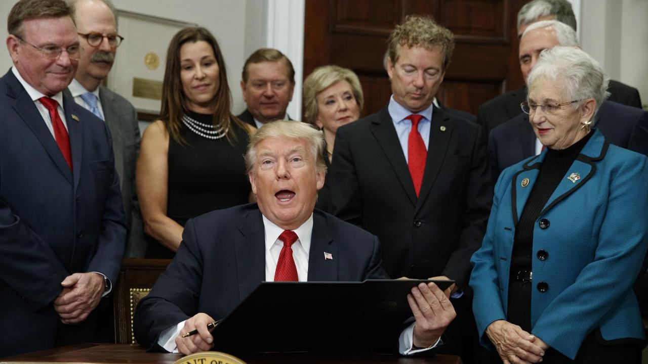 US-Präsident Donald Trump vor der Unterzeichnung eines Dekrets zur Gesundheitspolitik.