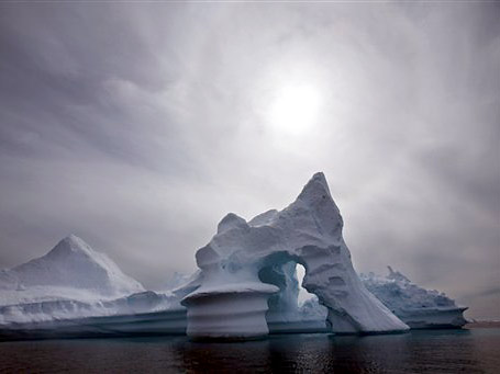 Ein schmelzender Eisberg vor Grönland.