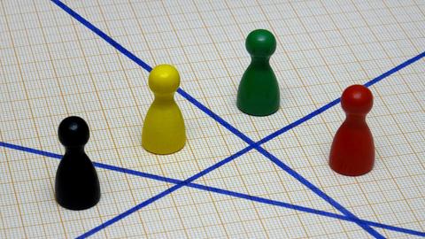 27.09.2021, Borkwalde, Brandenburg, Auf Millimeterpapier mit Schnittmengen stehen Spielfiguren in den Parteifarben.
