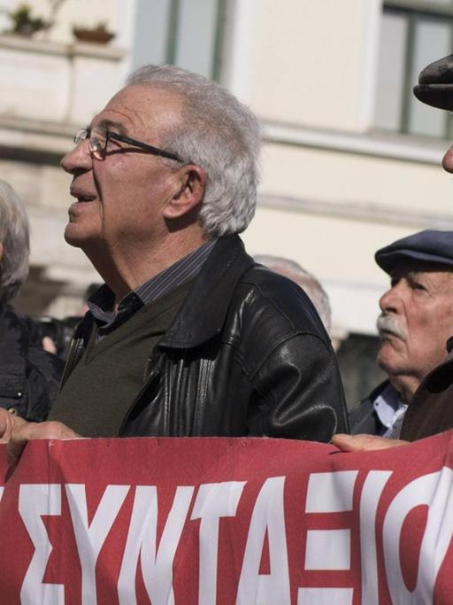 Griechische Rentner protestieren gegen Kürzungen ihrer Bezüge (01.04.2015)