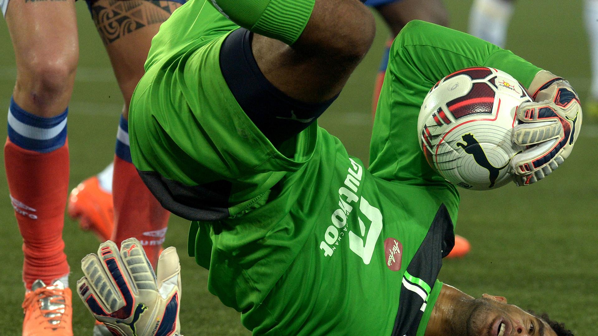 Der Torwart des indischen Fußball-Ligisten Kerala Blasters, David James, hält einen Ball bei einem Spiel der indischen Super League Der Torwart des indischen Fußball-Ligisten Kerala Blasters, David James, hält einen Ball bei einem Spiel der indischen Super League