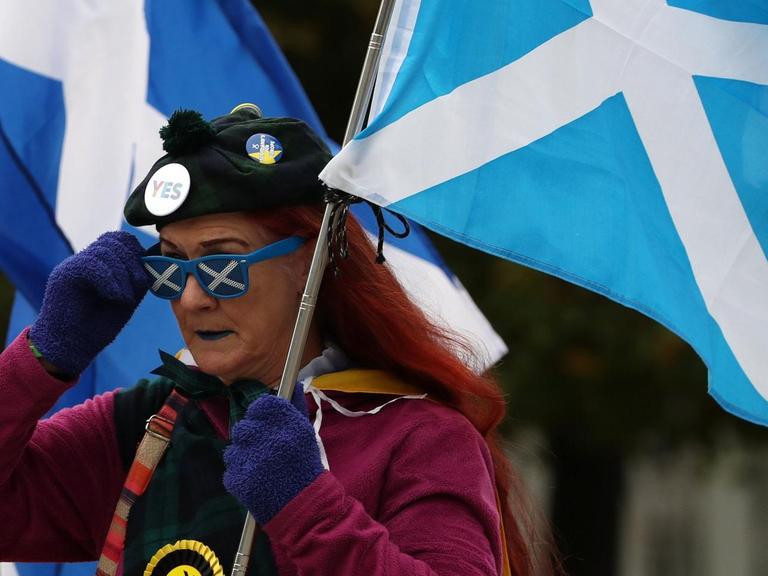 "Marsch für Unabhängigkeit" in der schottischen Hauptstadt Edinburgh im Oktober 2019. Eine Frau mit einer schottischen Flagge in der Hand.
