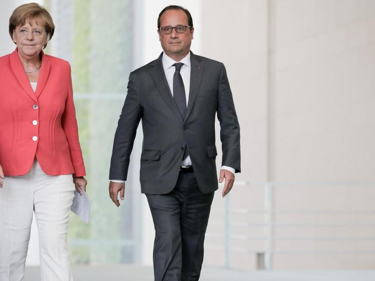 Bundeskanzlerin Merkel und Frankreichs Präsident Hollande vor einer Pressekonferenz in Berlin.