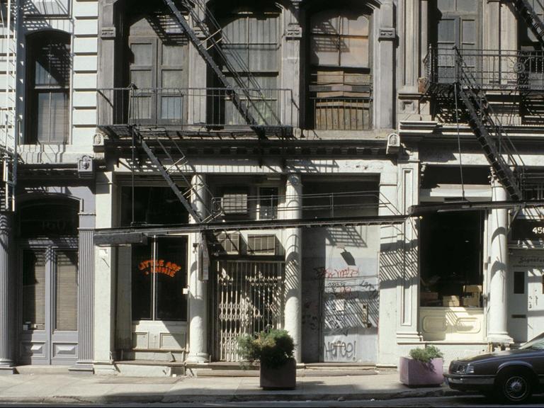 Gebäudeansicht von Gusseisenfassaden und Feuertreppen im Stadtteil SoHo, New York 1995