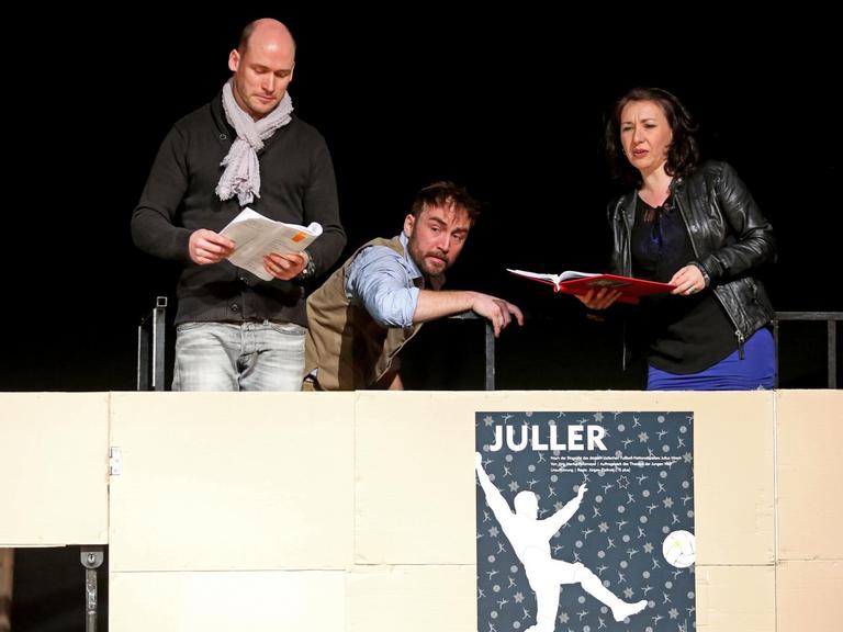 Die Schauspieler Martin Klemm (l-r), Philipp Oehme und Sonia Abril Romero lesen während des Probenauftaktes im Februar 2017 im Theater der Jungen Welt in Leipzig
