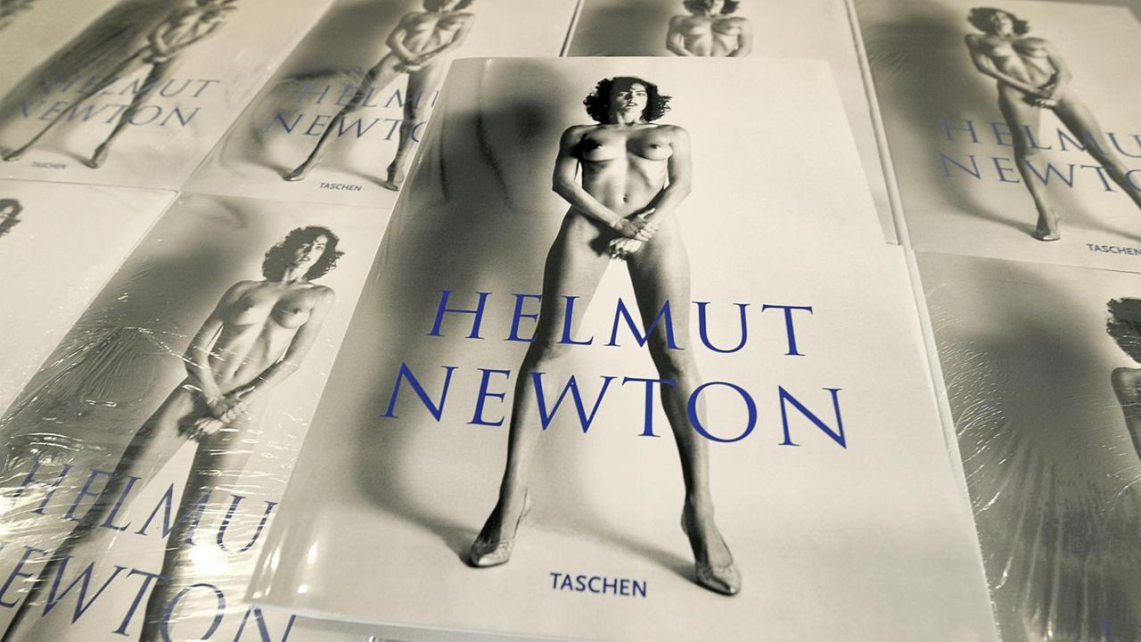 Mehrere Exemplare des Helmut Newton-Buches "SUMO" liegen im Museum für Fotografie in Berlin-Charlottenburg auf einem Tisch. Zum zwanzigjährigen Jubiläum des Buches, welches seinerzeit in einer Auflage von 10.000 handsignierten Exemplaren erschien und über 30 Kilogramm wog, erschien eine verkleinerte und überarbeitete Version. 