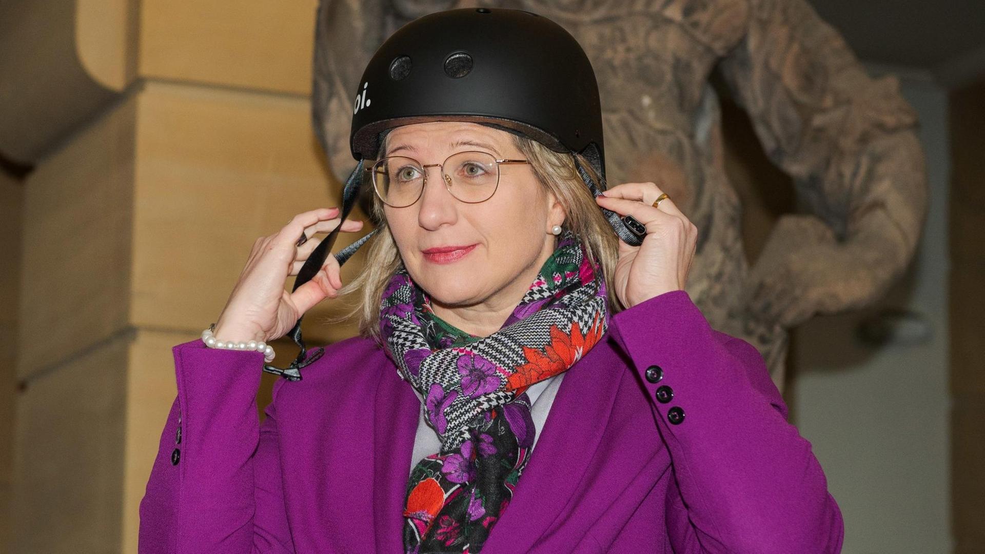Anke Rehlinger (SPD), saarländische Ministerin für Wirtschaft, Arbeit, Energie und Verkehr und stellvertretende Ministerpräsidentin, setzt vor einer Testfahrt auf einem Elektro-Roller einen Helm auf. Die Verkehrsminister der Länder tagen unter dem Vorsitz des Saarlandes in Saarbrücken.