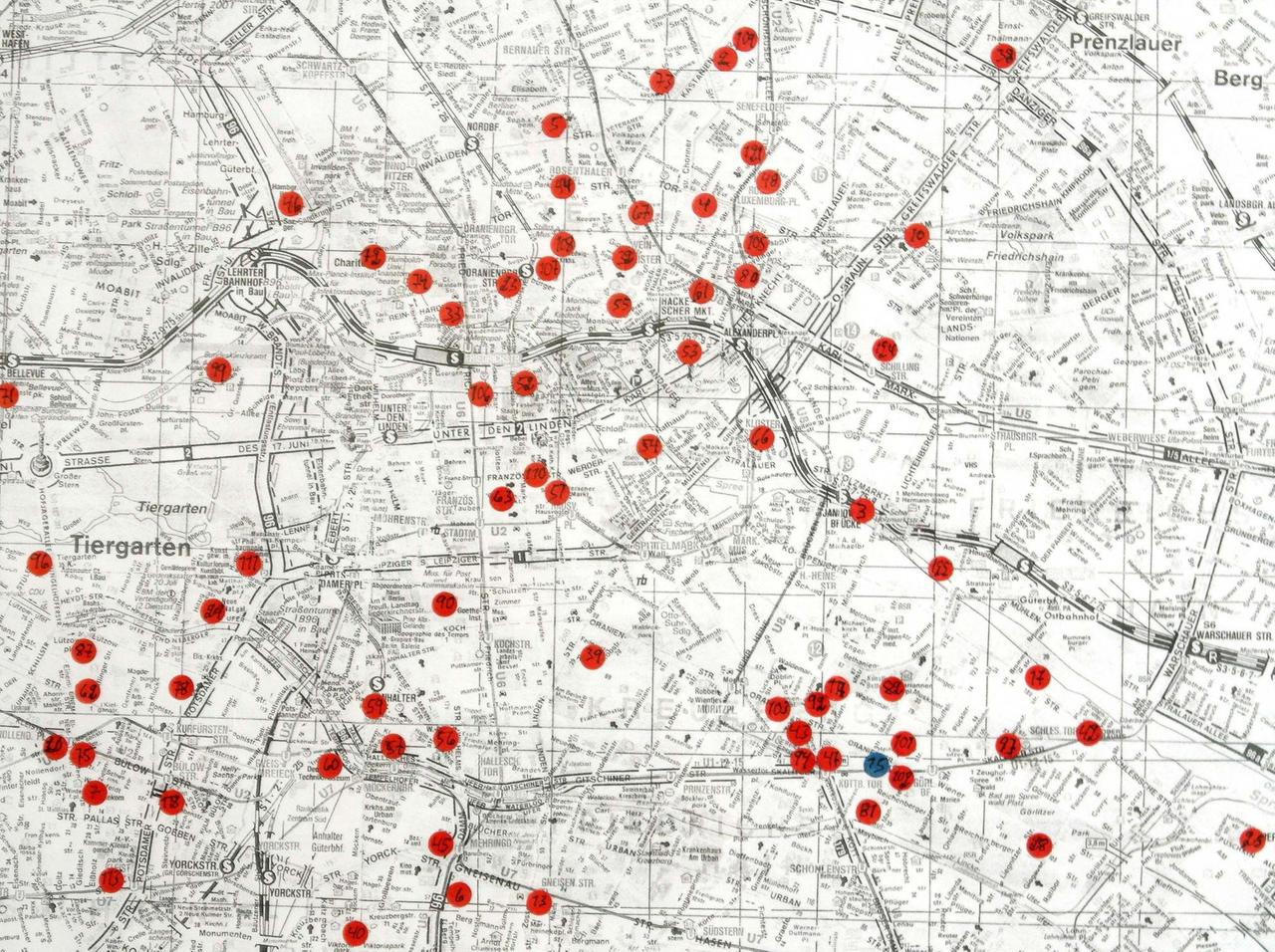 Ein Stadtplan mit vielen roten und wenigen blauen Punkten, der alle Orte markiert, an denen Sven-Åke Johansson in Berlin jemals aufgetreten ist