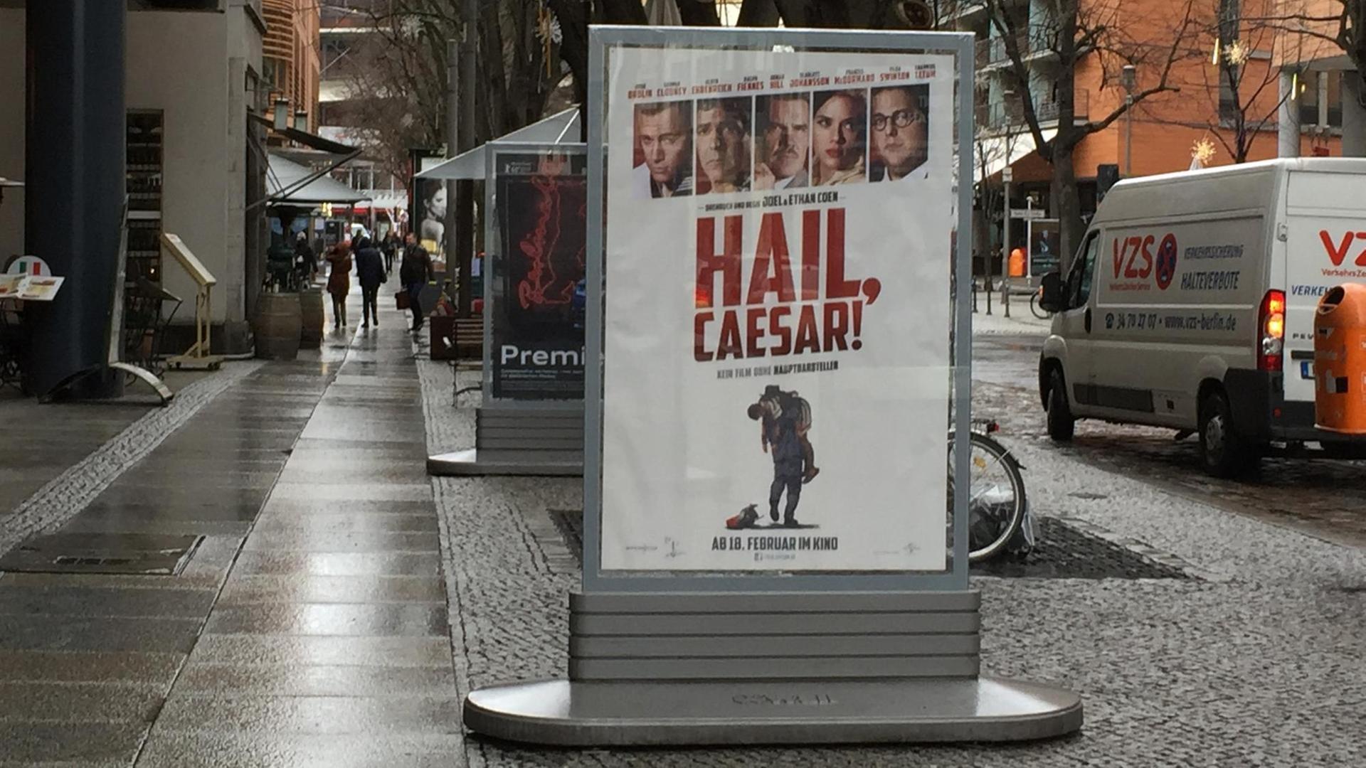 Ein Filmplakat von "Hail, Caesar!" in Berlin.