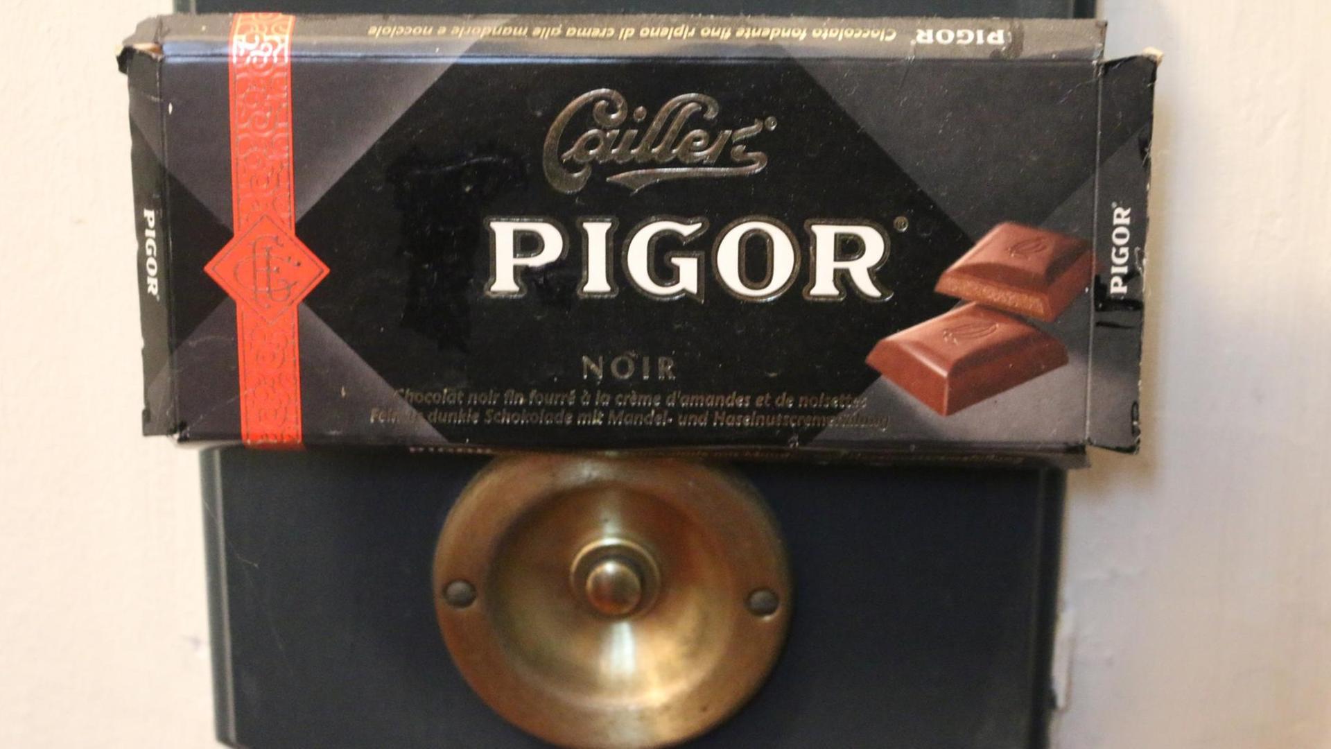 Ein Klingelschild in Form einer Schokoladentafel mit dem Namen Pigor