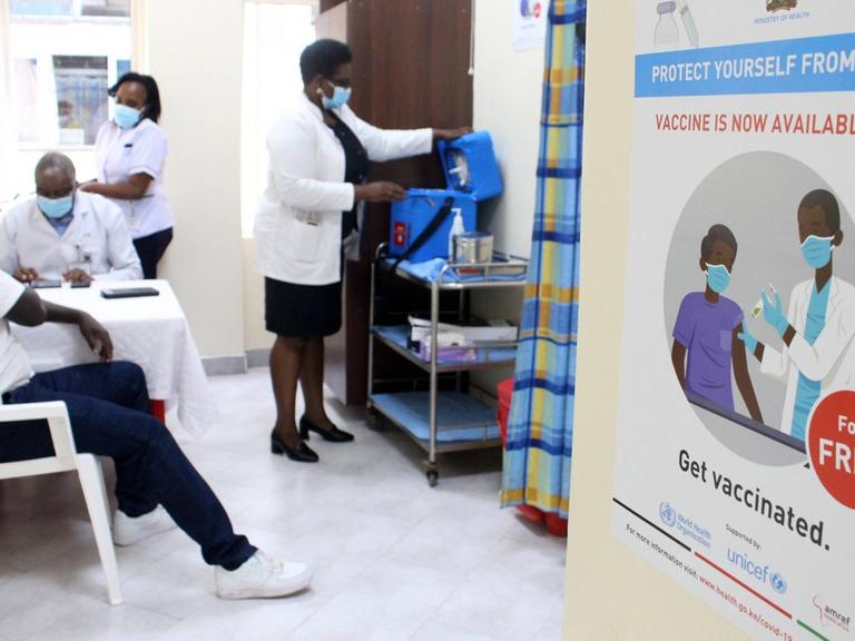 Ein Mann sitzt kurz vor seiner Impfung mit AstraZeneca in einem Behandlungzimmer im Kenyatta National Hospital in Nairobi, Kenya