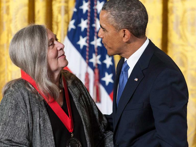 Die US-amerikanische Schriftstellerin Marilynne Robinson erhielt 2012 die National Humanities Medal, die ihr von Präsident Barack Obama verliehen wurde.