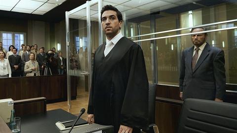 Ein Szenenfoto aus dem Film "Der Fall Collini" von Marco Kreuzpaintner. Zu sehen ist Hauptdarsteller Elyas M'Barek in einer Gerichts-Szene. Er trägt eine schwarze Anwaltsrobe.