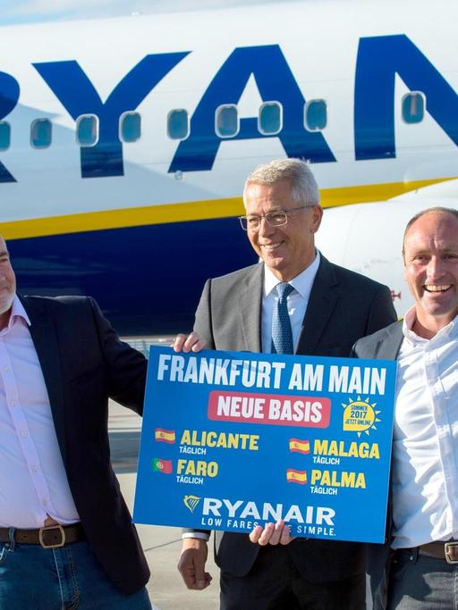 David O_Brien (l-r, kaufmännischer Generaldirektor von Ryanair), Stefan Schulte (Vorstandsvorsitzender der Fraport AG) und Kenny Jacobs (Marketing Chef Ryan Air) stehen am 02.11.2016 auf den Flughafen in Frankfurt am Main.