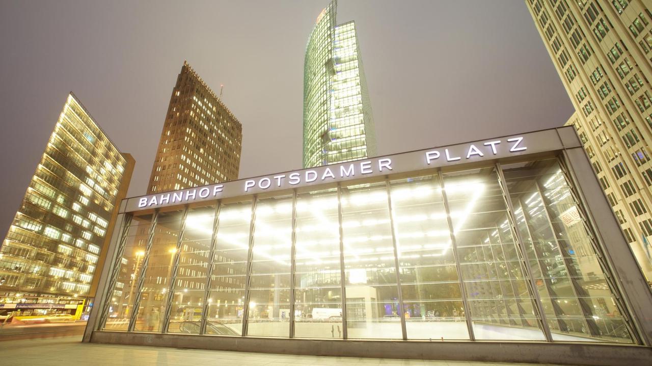 Der Eingang zur S-Bahn-Station Potsdamer Platz in Berlin Mitte