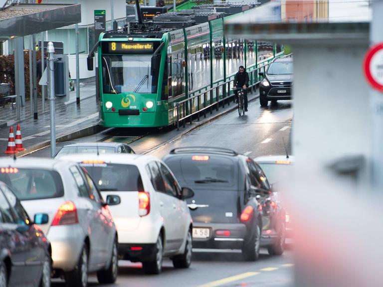 Die Kapazitäten der Tramlinie 8, die über die Grenze nach Weil am Rhein in Deutschland fährt, wurden am 17.01.2015 verdoppelt, um möglichst viele Einkaufstouristen mitnehmen zu können.