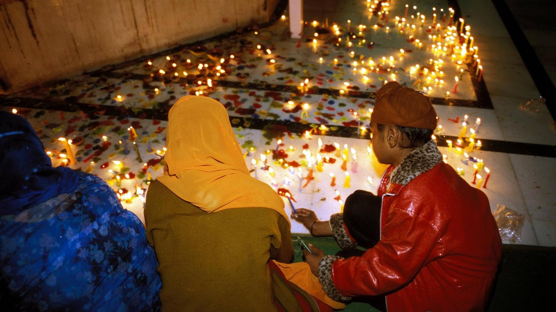 Lichterfest Diwali in Chandigarh - Einheimische Sikhs zünden Kerzen an.