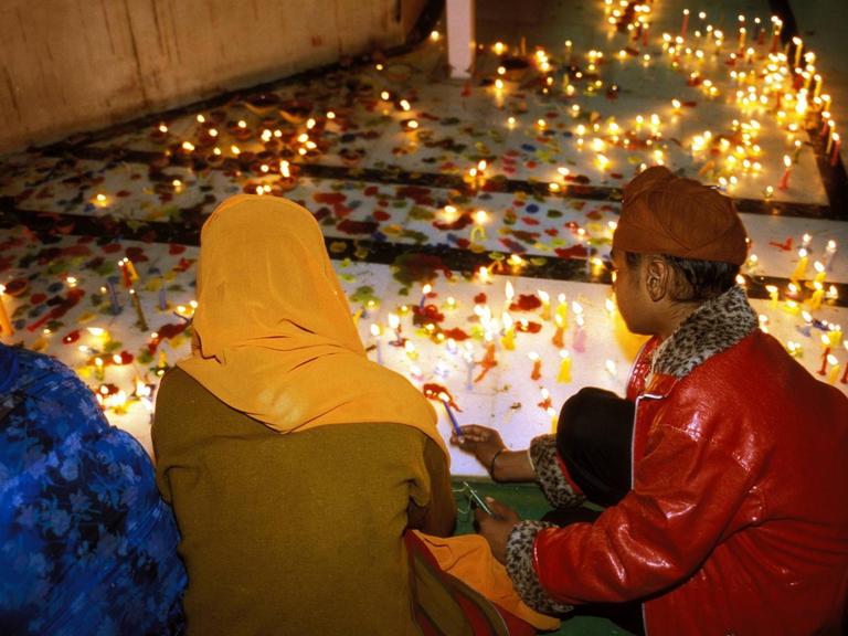 Lichterfest Diwali in Chandigarh - Einheimische Sikhs zünden Kerzen an.