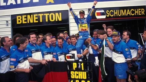 Michael Schumacher feiert seinen ersten WM-Sieg in der Formel1 mit seinem Team Benetton