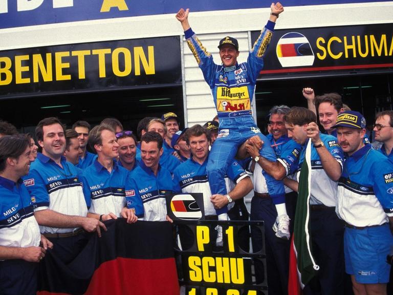 Michael Schumacher feiert seinen ersten WM-Sieg in der Formel1 mit seinem Team Benetton