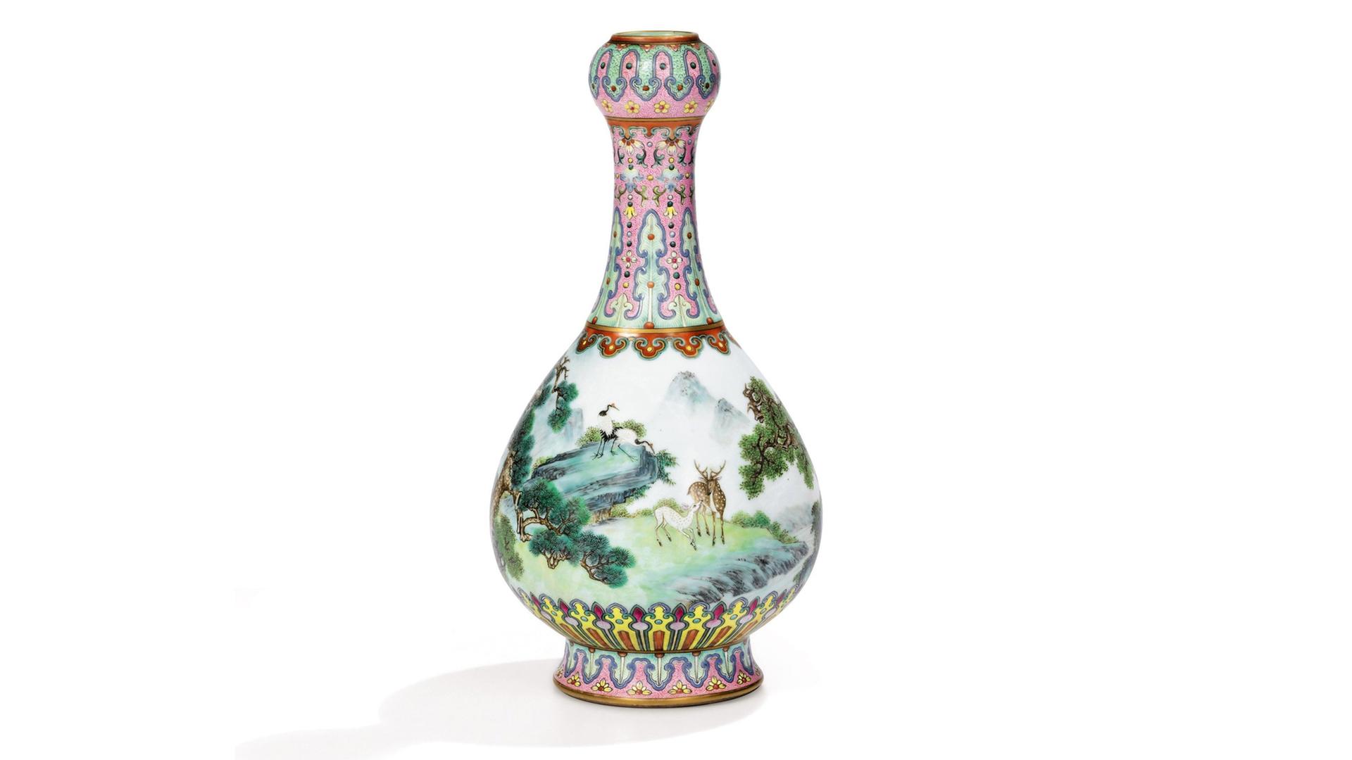 Eine "Yangcai" Porzellanvase im Famille-Rose-Stil aus dem 18. Jahrhundert wurde auf dem Dachboden eines französischen Hauses gefunden. Eine "Yangcai" Porzellanvase im Famille-Rose-Stil aus dem 18. Jahrhundert wurde auf dem Dachboden eines französischen Hauses gefunden.