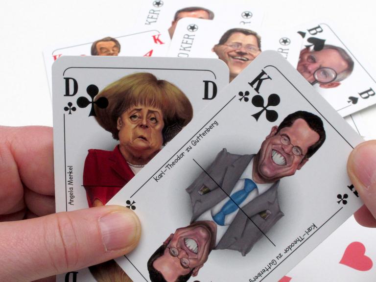 Zwei humoristische Spielkarten zeigen Bundeskanzlerin Angela Merkel (CDU/links) und Karl Theodor zu Guttenberg/CSU).