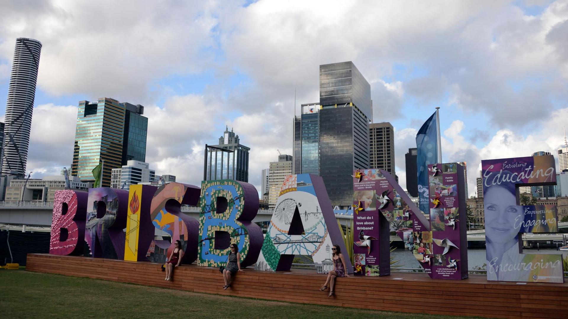 Ein Schriftzug der Stadt Brisbane steht am Ufer der Brisbane.