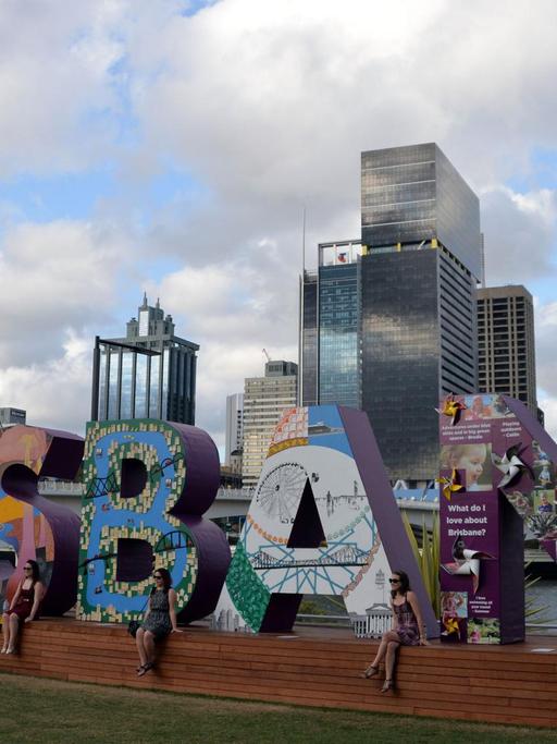 Ein Schriftzug der Stadt Brisbane steht am Ufer der Brisbane