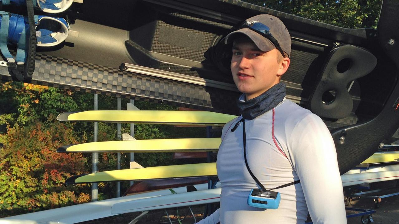 Der 17-jährige Ruderer Alexander Finger vor Booten im Ruder-Club