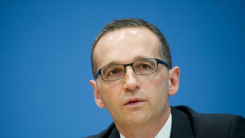 Bundesjustizminister Heiko Maas, SPD, vor blauem Hintergrund