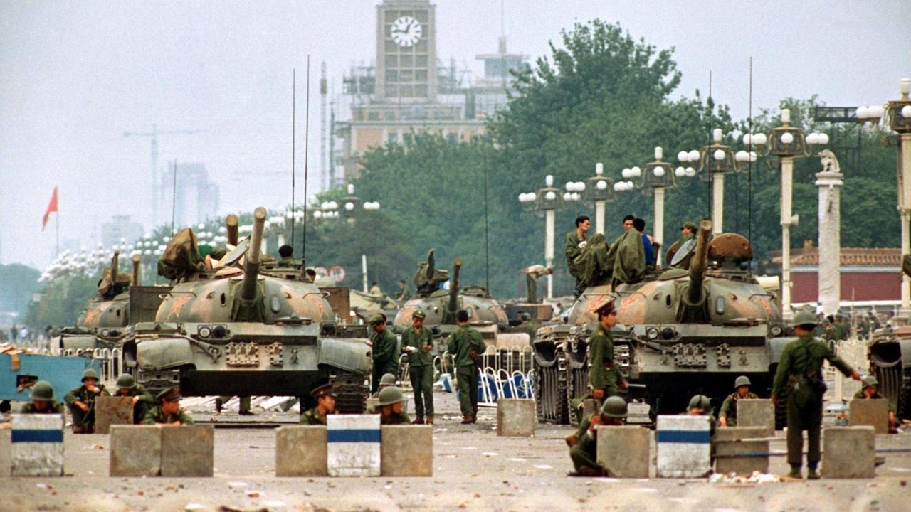 Noch Wochen nach dem Blutbad sind Panzer auf dem Platz präsent (1. Juli 1989). Militär hatte auf dem Platz des Himmlischen Friedens (Tian'anmen) in Peking, auf dem Studenten für mehr Demokratie, Pressefreiheit und gegen Parteiprivilegien demonstrierten, ein Blutbad angerichtet.