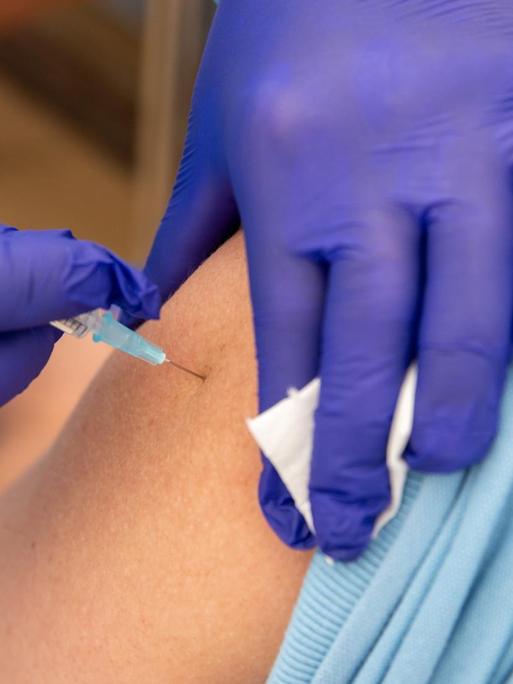 Eine Krankenschwester impft in einem temporären Impfzentrum mit dem Wirkstoff von Johnson & Johnson.