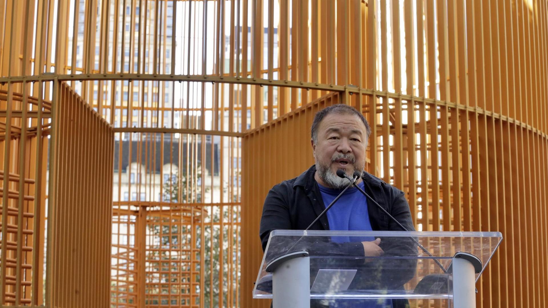 Der chinesische Künstler Ai Weiwei stellt seine Ausstellung in New York vor.