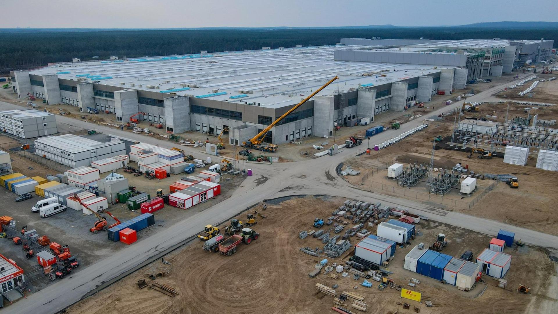 Das Baugelände der Tesla Gigafactory in Brandenburg (Luftaufnahme mit einer Drohne). In der Fabrik sollen ab Juli 2021 maximal 500.000 Fahrzeuge pro Jahr vom Band rollen.