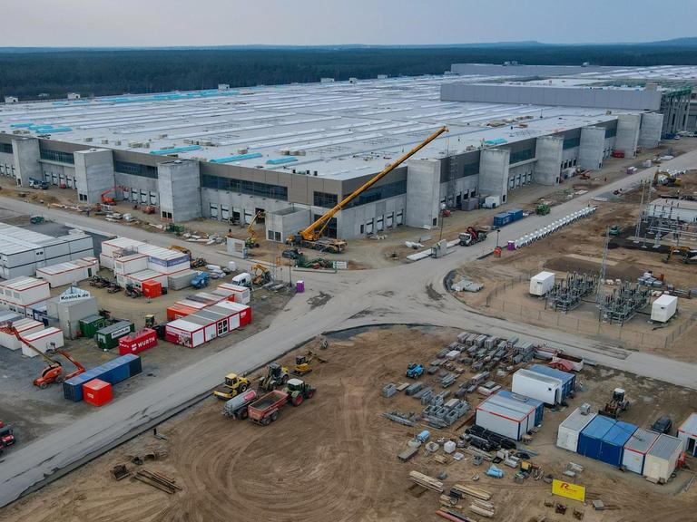 Das Baugelände der Tesla Gigafactory in Brandenburg (Luftaufnahme mit einer Drohne). In der Fabrik sollen ab Juli 2021 maximal 500.000 Fahrzeuge pro Jahr vom Band rollen.