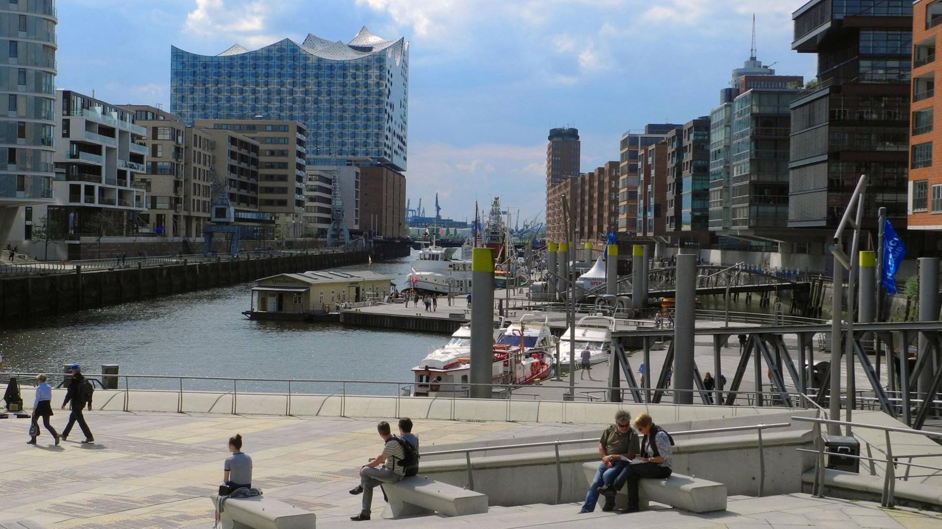 Die Elbphilharmonie und die Hamburger Hafencity im Sommer 2017