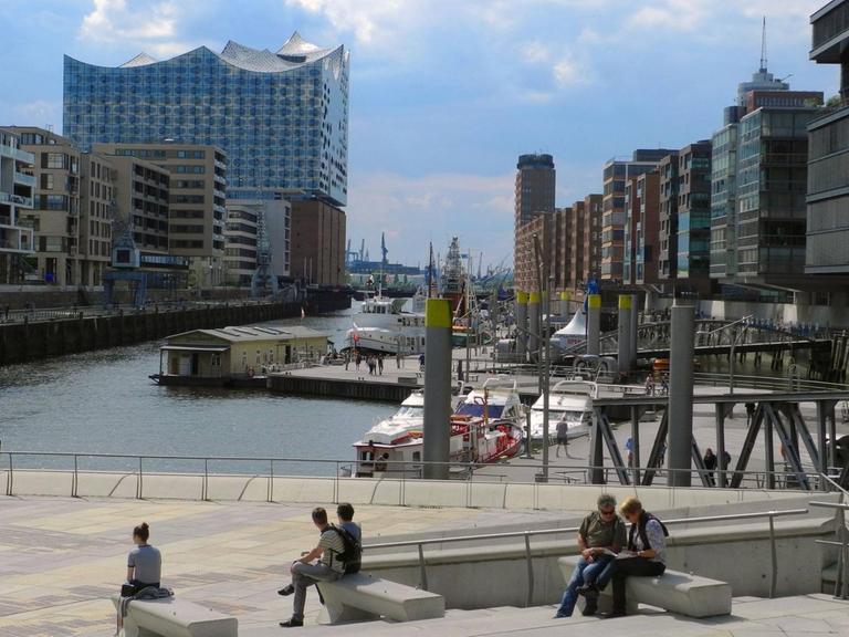 Die Elbphilharmonie und die Hamburger Hafencity im Sommer 2017