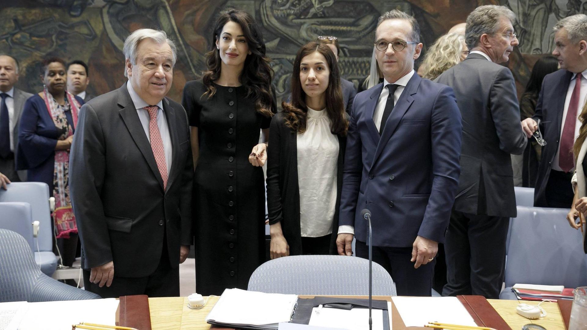 UNO-Generalsekretaer Antonio Guterres mit Menschenrechtsanwältin Amal Clooney, Friedensnobelpreistraegerin Nadia Murad und Bundesaußenminister Heiko Maas in New York - kurz vor der Debatte des UNO-Sicherheitsrats zur sexuellen Gewalt in Konfliktgebieten.