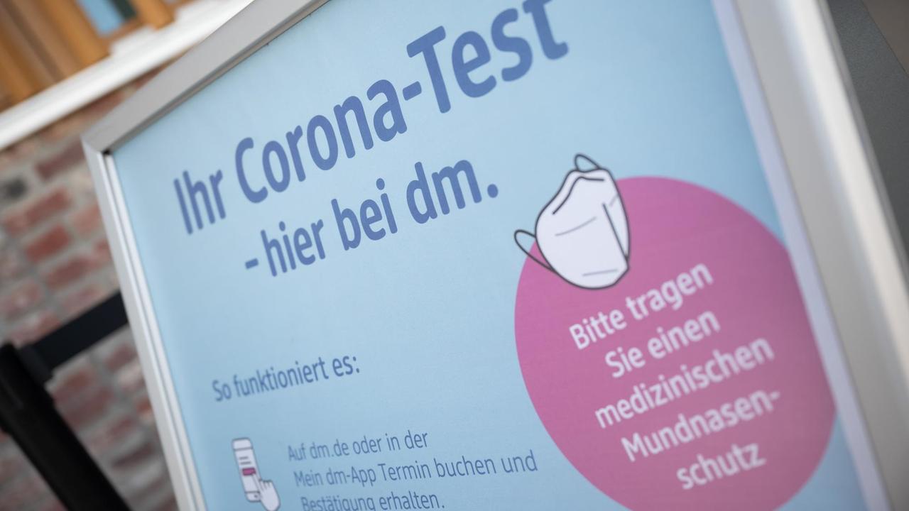 "Ihr Corona-Test - hier bei dm." steht auf einem Werbe-Schild.