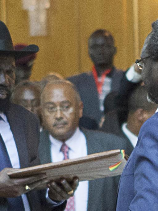 Salva Kiir und Riek Machar tauschen Verträge aus