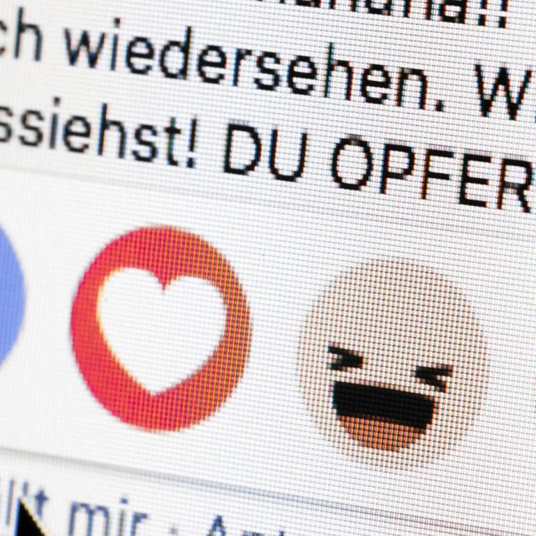 Gestellte Aufnahme zum Thema Mobbing in sozialen Netzwerken. Neben dem "Gefällt mir" Button sind die Worte "Du Opfer" zu sehen.